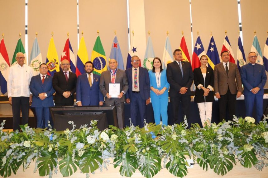Parlacen reconoce al director general del INFOTEP con la Medalla al Mérito Centroamericano Roberto Carpio Nicolle