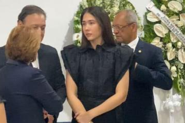 Familiares y amigos velan restos de madre de Abel Martínez en Santiago