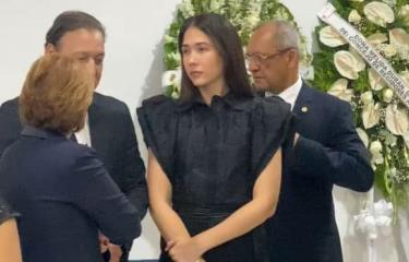 Familiares y amigos velan restos de madre de Abel Martínez en Santiago