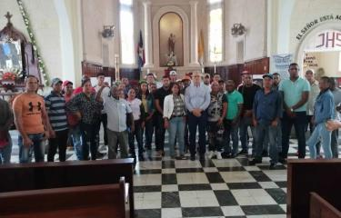 Moradores de El Narajal ocupan iglesia en Ocoa en demanda de que terminen carretera