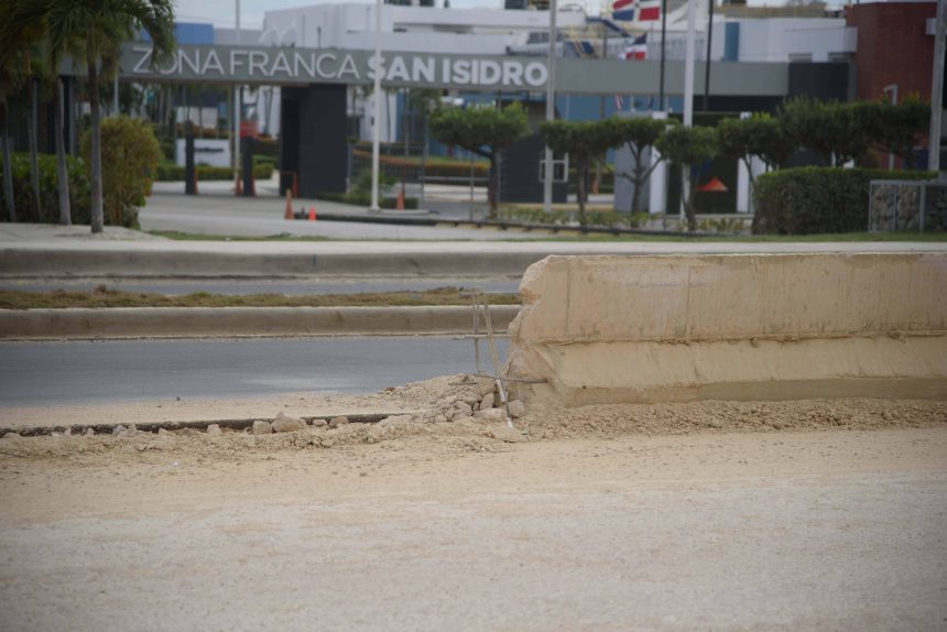 Obras Públicas destruye parte del muro autopista San Isidro en busca de solución