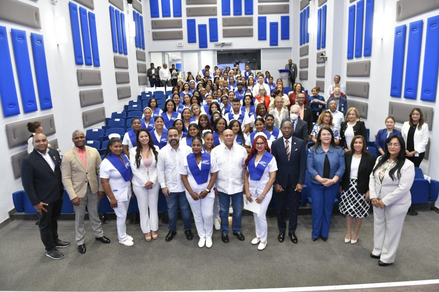 INFOTEP entregó títulos a 77 auxiliares de enfermería de la provincia Pedernales
