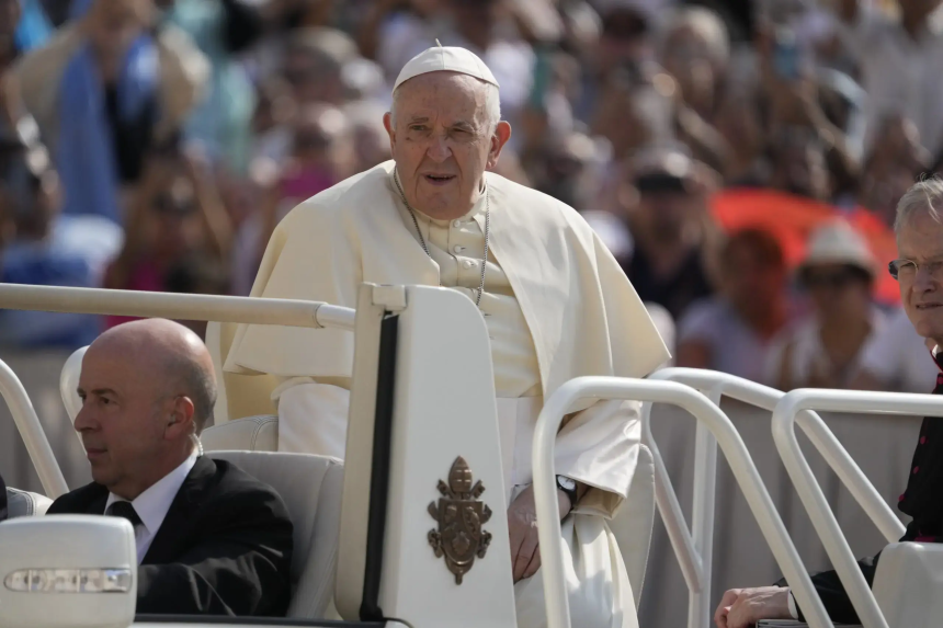 El papa viaja a Fátima para implorar la paz en Ucrania