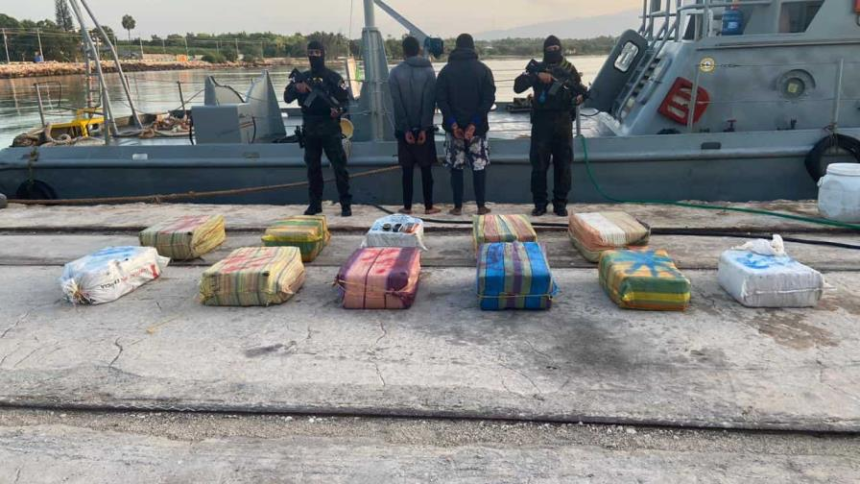 Autoridades intervienen lancha en Barahona con 338 paquetes de droga