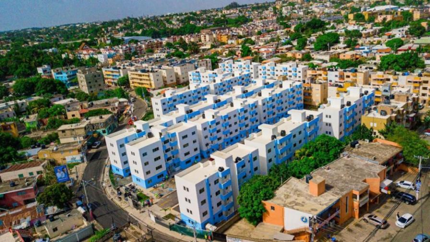 Gobierno entrega 200 apartamentos en la cañada de Guajimía