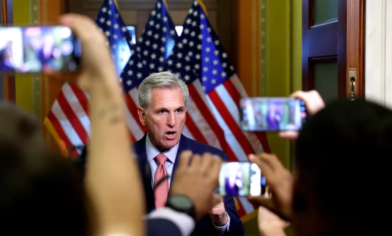 Líder de la Cámara de Representantes, Kevin McCarthy, amenaza a Joe Biden con juicio político
