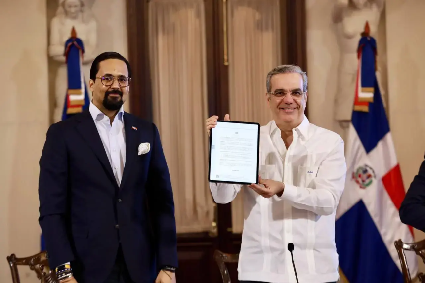 Abinader firma por primera vez un decreto de manera digital