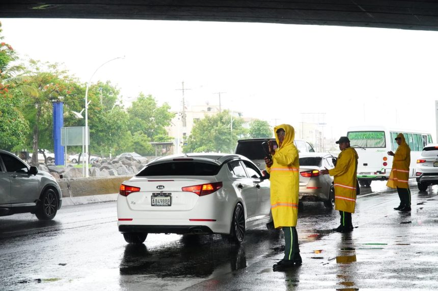 DIGESETT supervisa y viabiliza el tránsito en puntos donde se inunda ante el paso de la tormenta Franklin por la República Dominicana