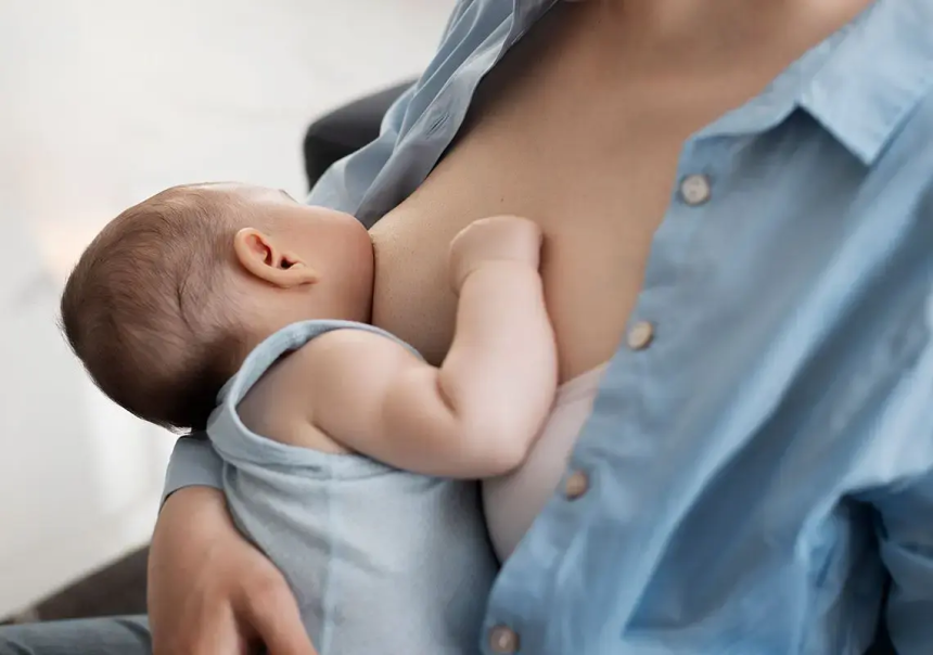 La leche materna, alimento único que se adapta a las necesidades del bebé