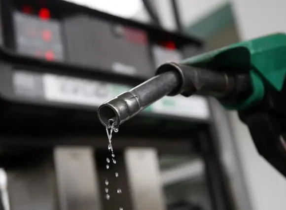 Gobierno congela los precios de los combustibles; mientras avtur sube RD$7.32