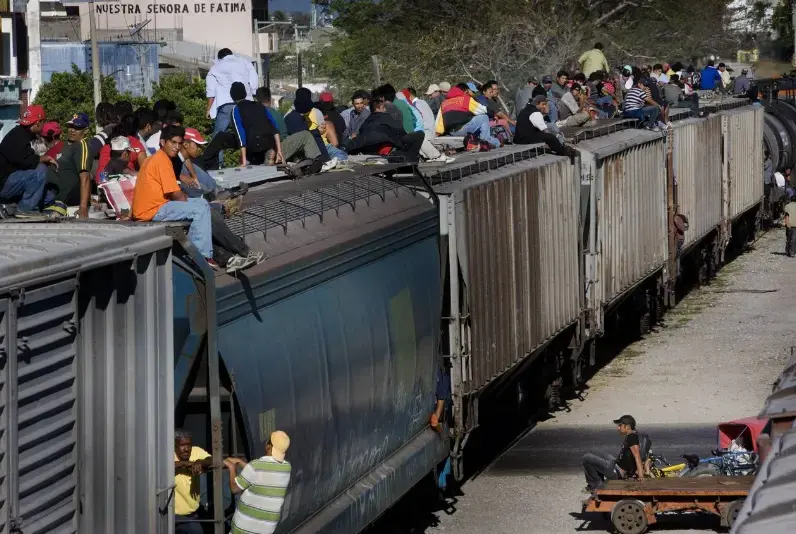 Migrantes usan trenes de carga y salen de México