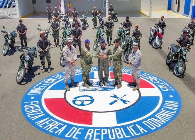 Alto mando de la FARD entrega 18 motocicletas en la Dirección de Transporte y Equipos Terrestres