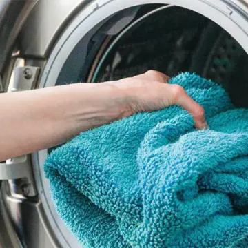 Con qué frecuencia debes lavar tu toalla y cuáles son los peligros de no hacerlo seguido