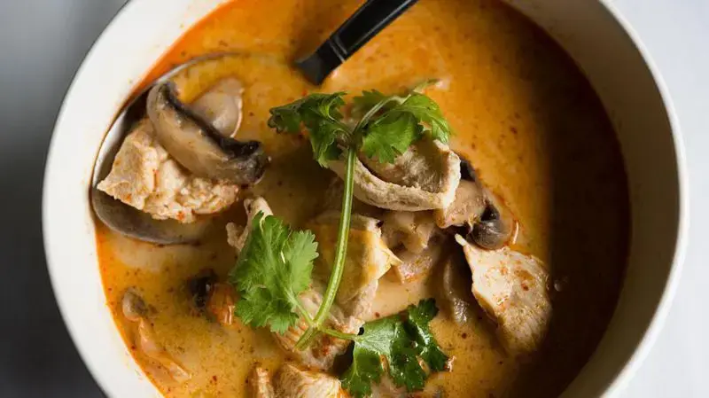 Cómo la sopa de pollo ayuda a combatir los resfriados, según un experto en nutrición