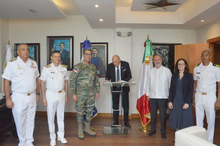 Ministro de Defensa recibe visita del Director de la Organización de Hidrografía Internacional a RD