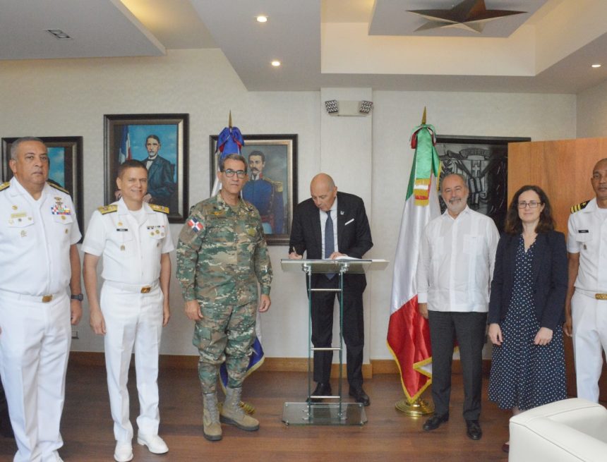 Ministro de Defensa recibe visita del Director de la Organización de Hidrografía Internacional a RD