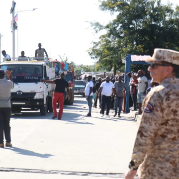 Haitianos se rebelan y reabren frontera