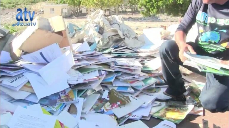 Minerd recoge libros echados a la basura en Azua y suspende directora de la escuela que lo ordenó