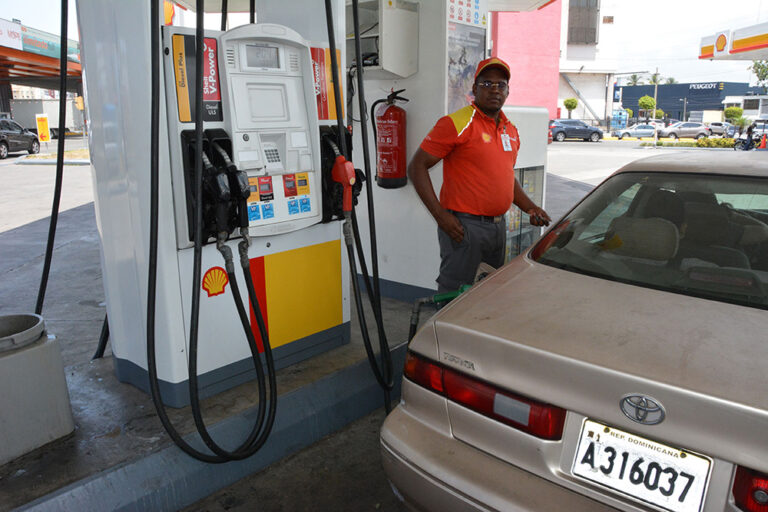 Precios de gasolinas premium y regular se colocan a la baja