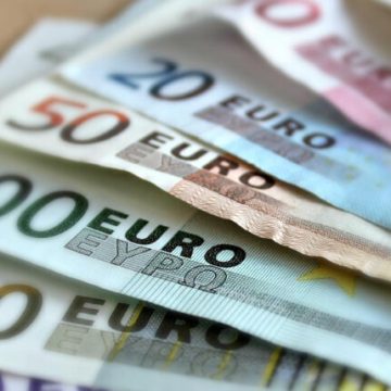 El euro baja a 1,0912 euros por datos de contracción económica de la eurozona