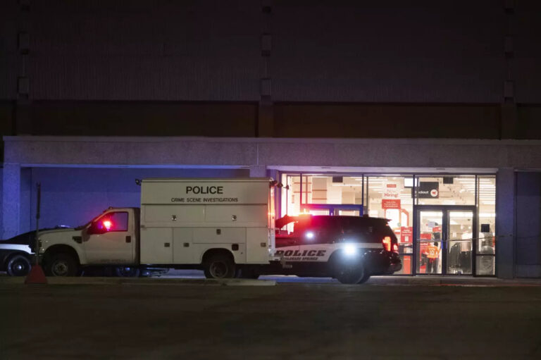 Un muerto y tres heridos deja un tiroteo en un centro comercial de EE.UU. en Nochebuena