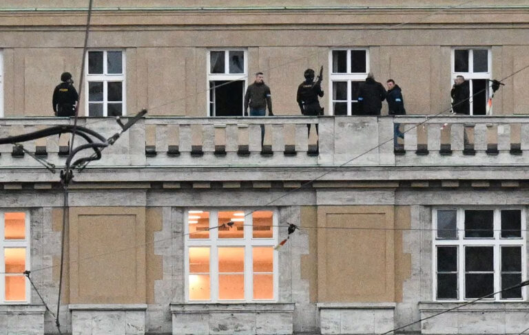 Tiroteo en universidad de Praga deja 11 muertos y decenas de heridos