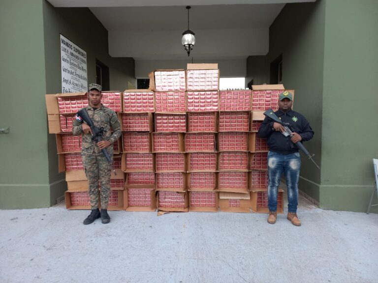 Ejército interceptó yola con un contrabando de 430 mil cigarrillos y detuvo una persona en Manzanillo 