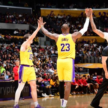 LeBron y Russell lideran el impresionante tiro de los Lakers