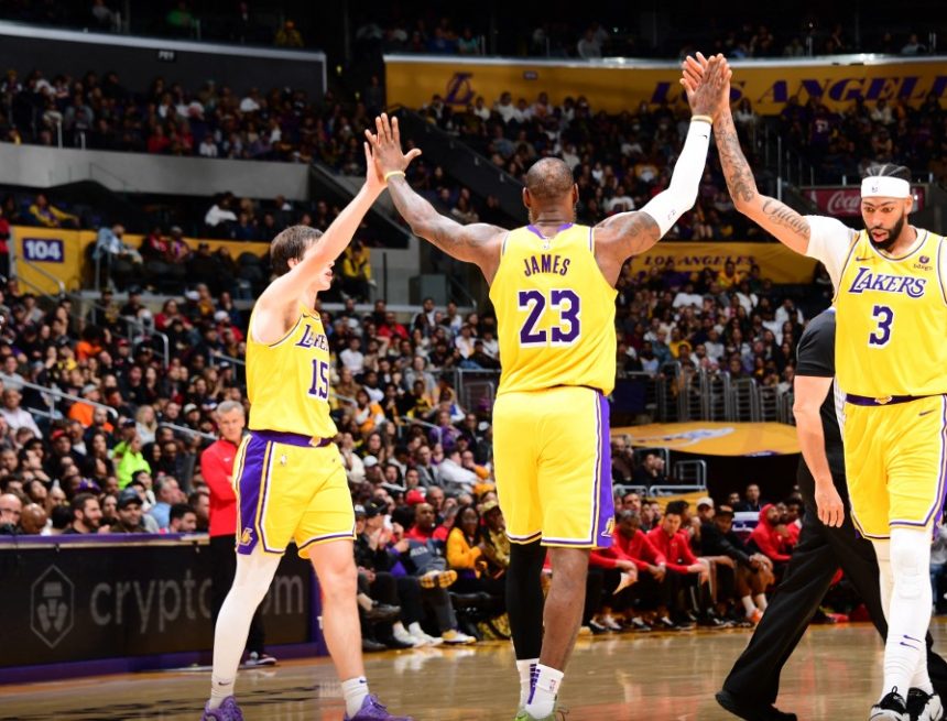 LeBron y Russell lideran el impresionante tiro de los Lakers
