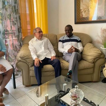 El expresidente Danilo Medina realiza visita cordial al pastor Jhonny Encarnación, candidato alcalde por La Caleta.