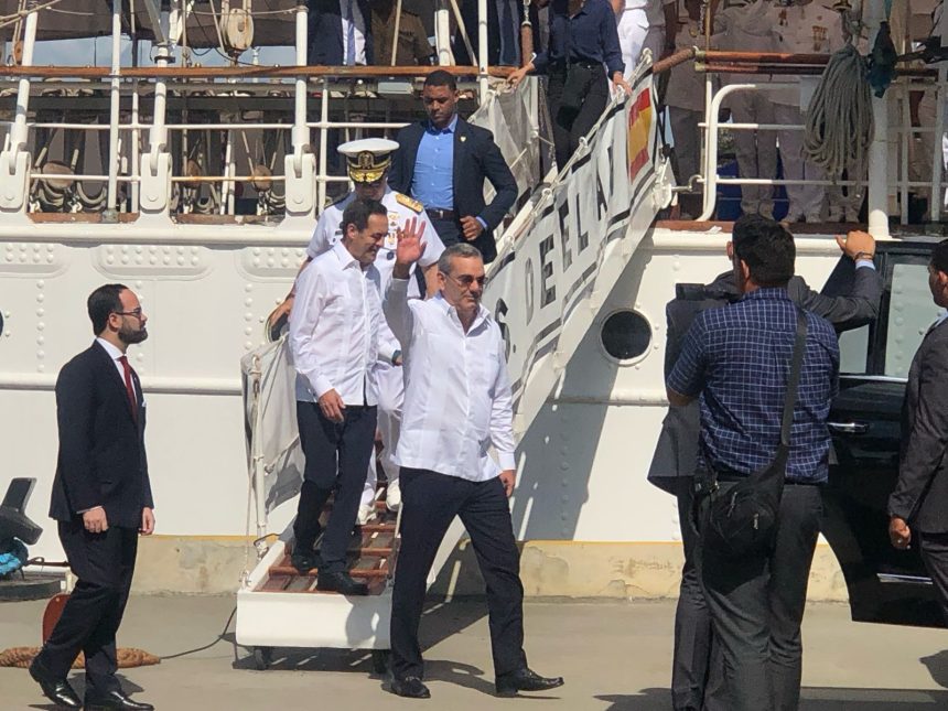 Presidente Abinader visita buque-escuela Juan Sebastián Elcano