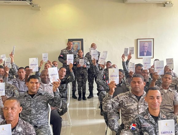 Policía Nacional felicita a sus locutores en su día