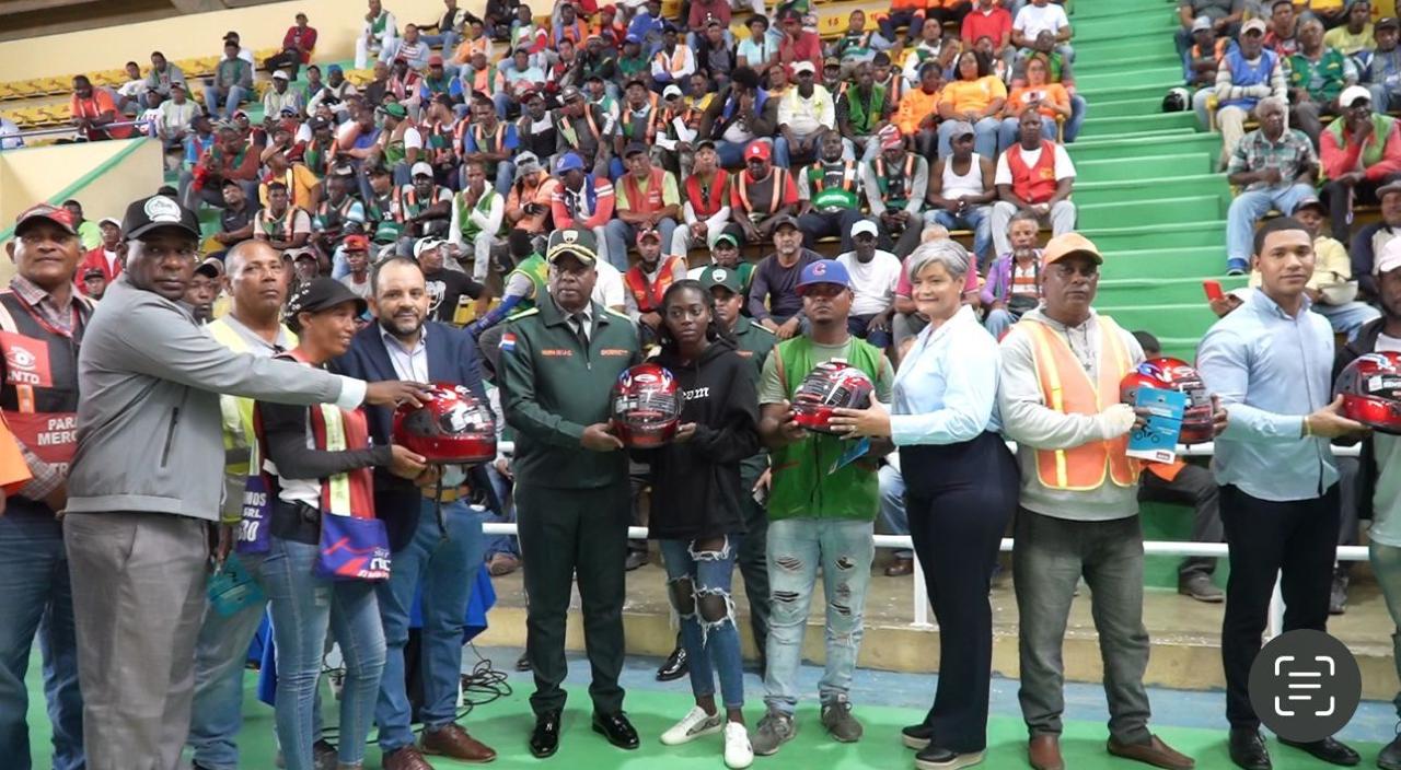 DIGESETT Lanza Campaña «Un Casco Para Salvar Tu Vida» en San Pedro de Macorís, Entregan 250 Cascos Protectores