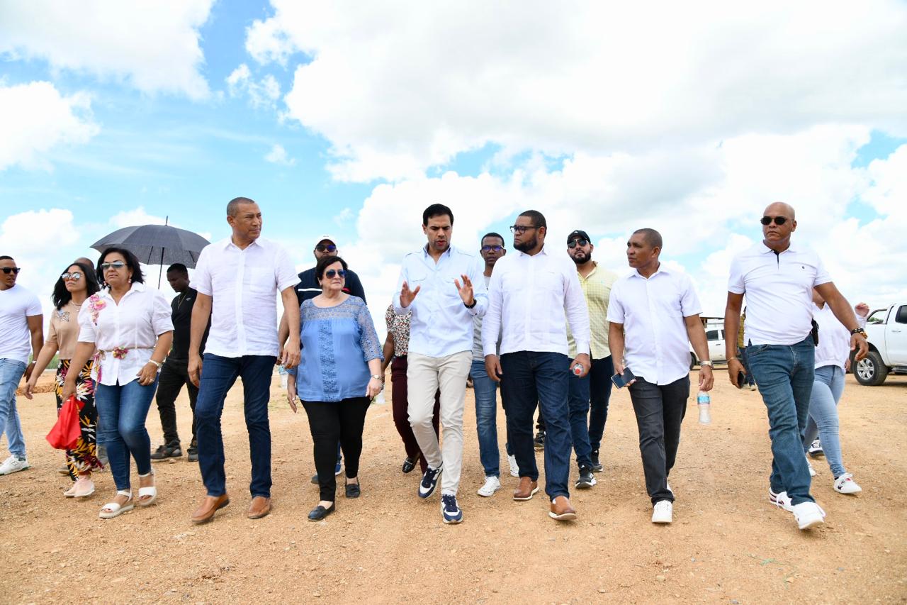 Roberto Ángel supervisa construcción proyecto habitacional comunitario en Villa Guerrero, de El Seibo