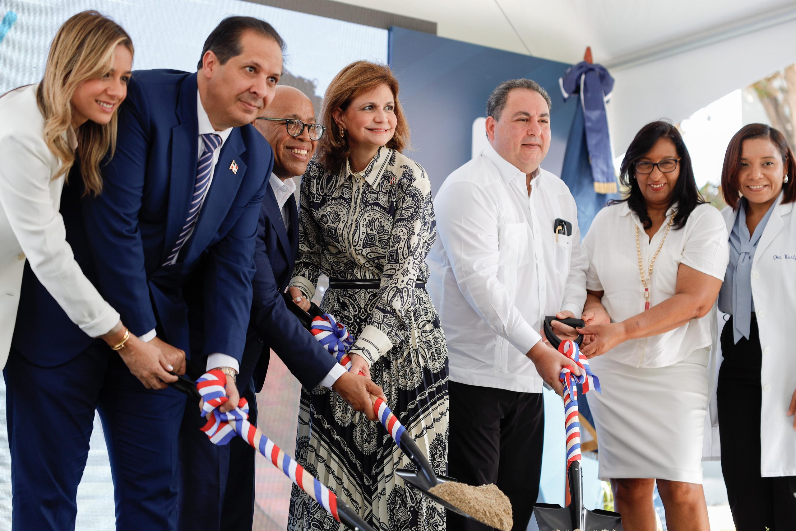 Raquel Peña da inicio a la construcción de nueva unidad de quemados en el Hospital Robert Reid.