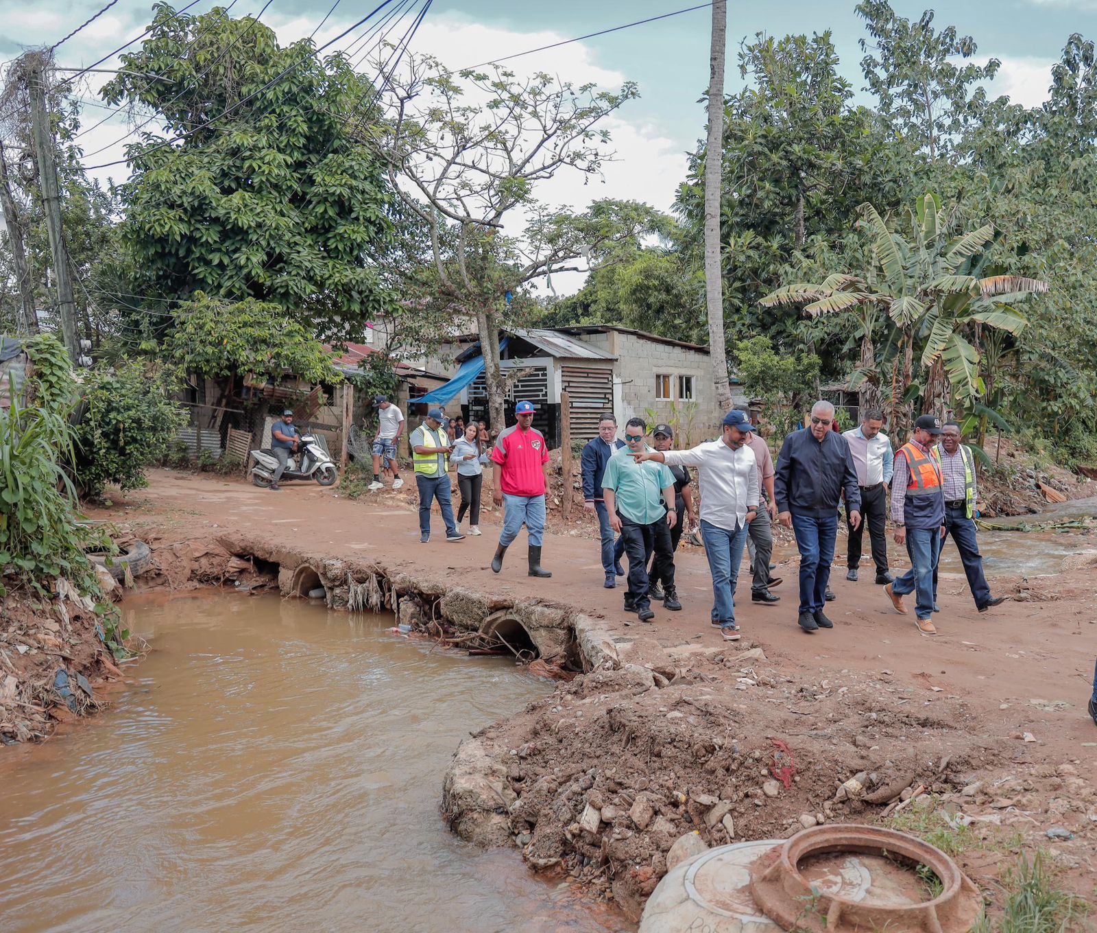 Ministro Administrativo y director del INDRHI acuden a Las Terrenas para constatar inundaciones y garantizar soluciones