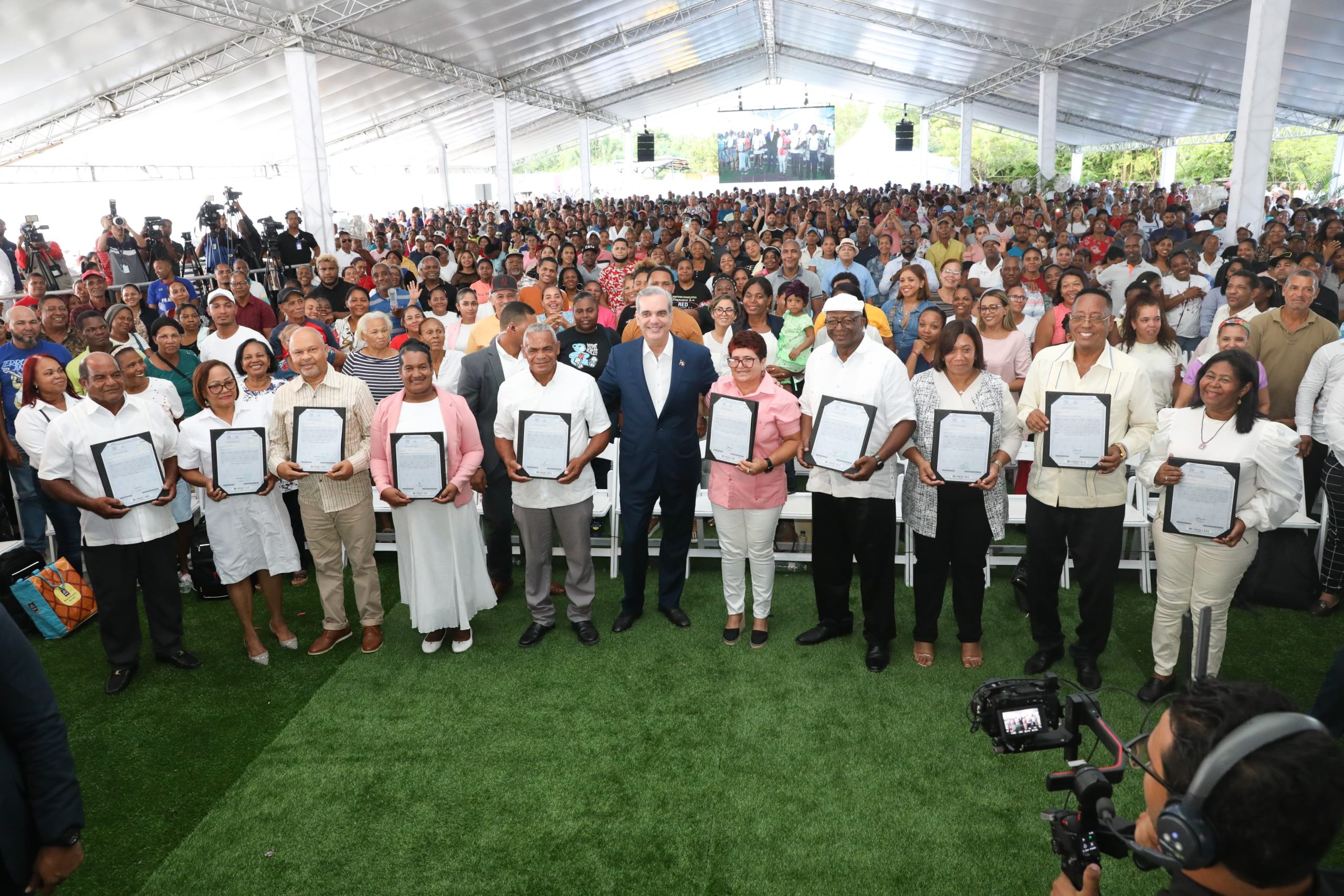 Presidente Abinader entrega 2,100 títulos de propiedad en La Guáyiga, Pedro Brand