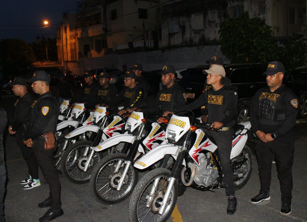 Policia Nacional apresa hombre en flagrante delito a bordo de un vehículo con mercancía robada