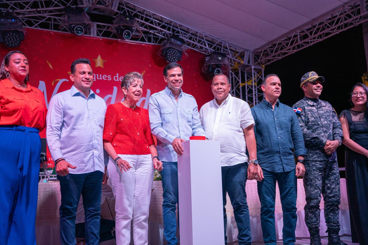 Roberto Ángel inicia programa «Parques de Navidad» en Puerto Plata