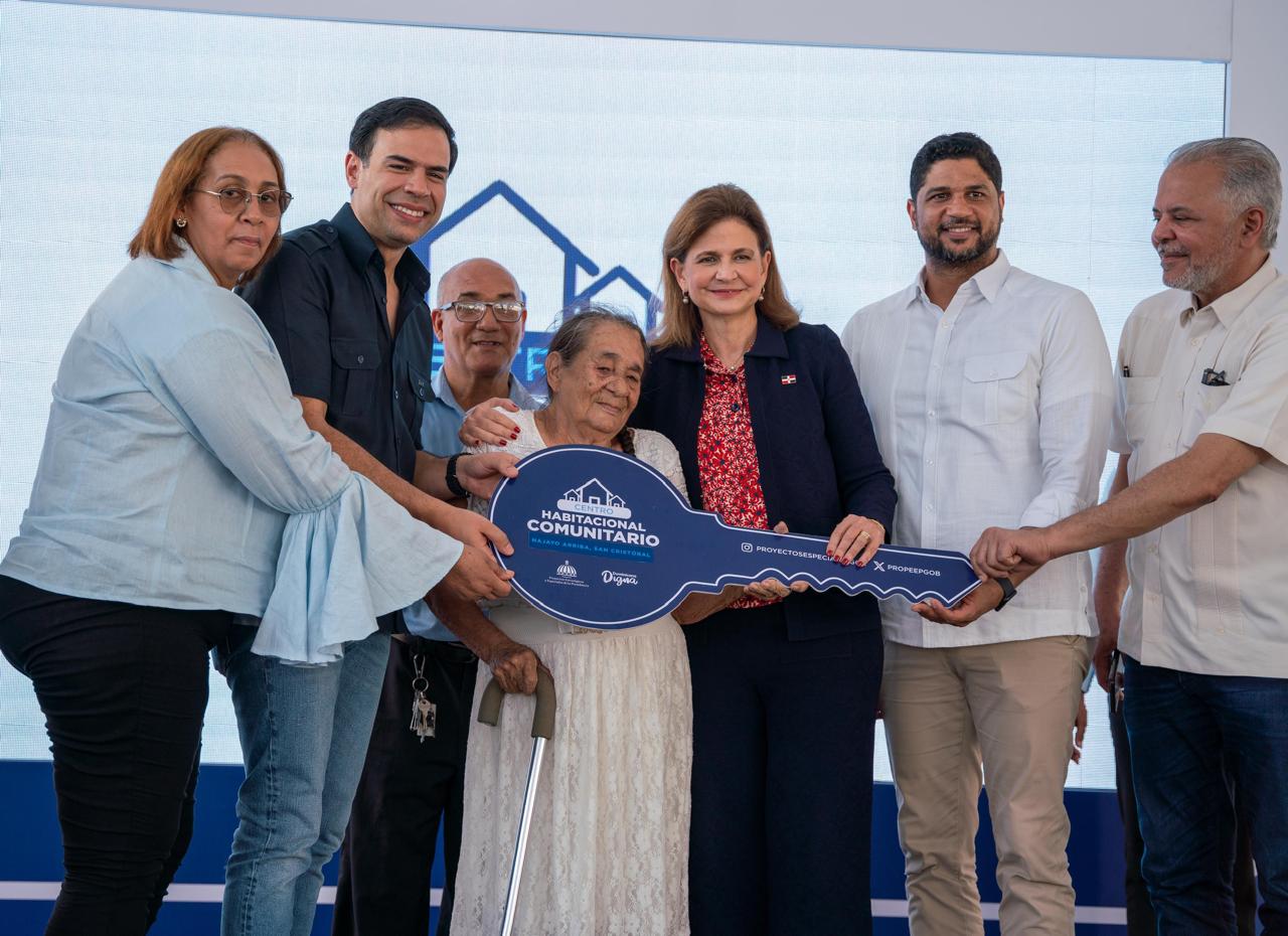 Gobierno entrega 50 viviendas y cumple el sueño de familias damnificadas por el huracán Georges en San Cristóbal