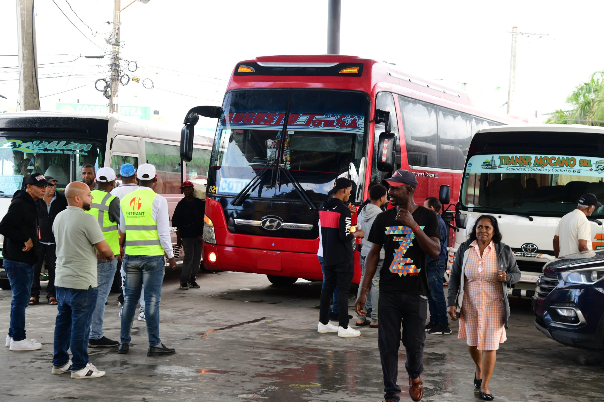 INTRANT realiza operativos de inspección visual vehicular en terminales de autobuses