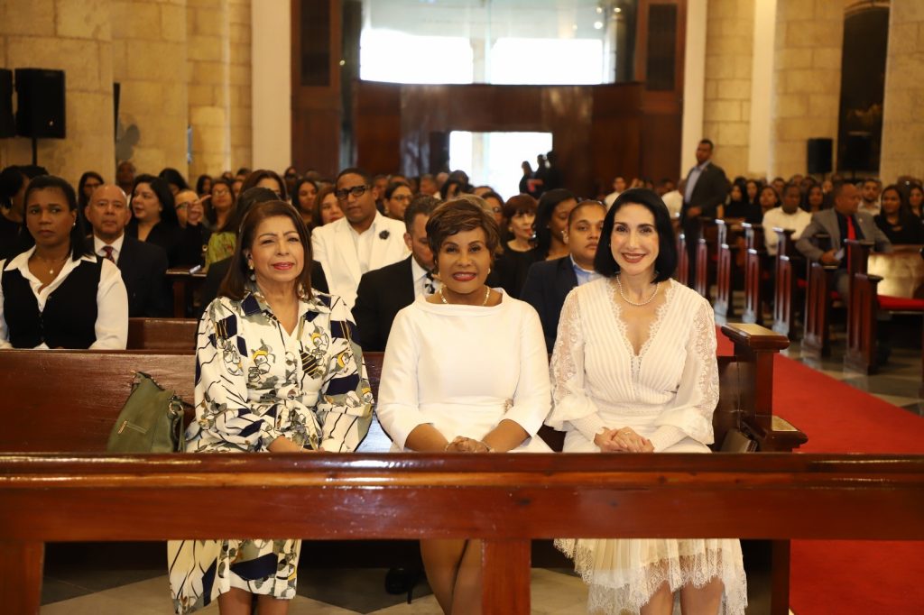 La misa fue encabezada por la primera dama de la República Dominicana, Raquel Arbaje de Abinader, la directora ejecutiva del INAIPI, Josefa Castillo Rodríguez y Ligia Pérez, presidenta del Consejo Nacional para la Niñez y la Adolescencia (CONANI).